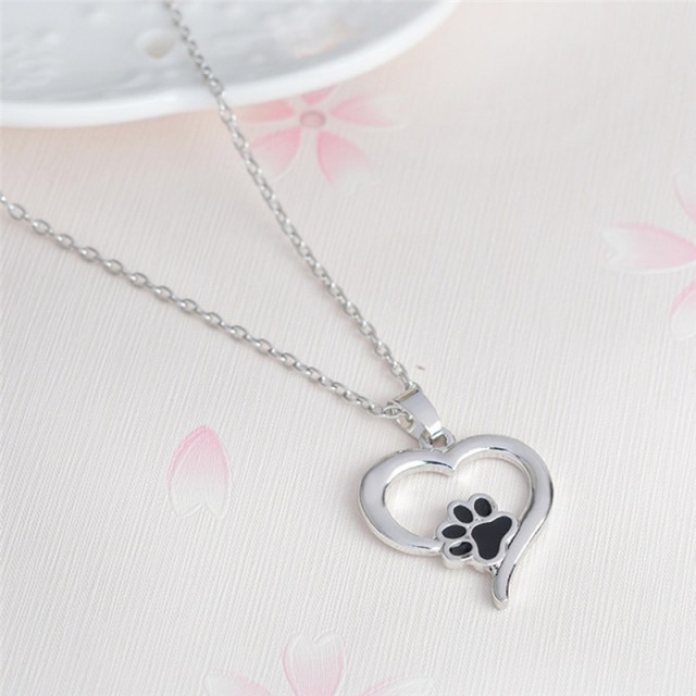 Verižica z obeskom tačke, srebrne barve