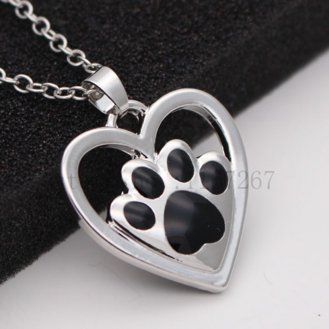 Verižica TAČKA V SRČKU, srebrne barve