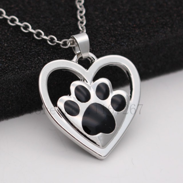 Verižica TAČKA V SRČKU, srebrne barve