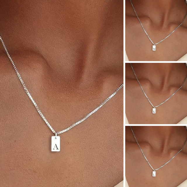 Verižica z majhnim pravokotnim obeskom in črko