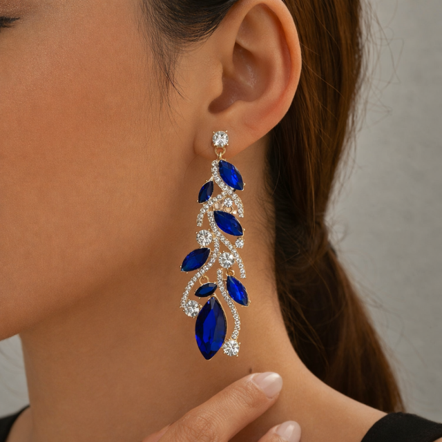 Bleščeči uhani v temno modri barvi s kristalčki 