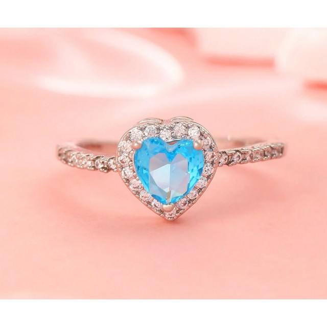 Eleganten prstan s srčkastim kamnom in cirkoni