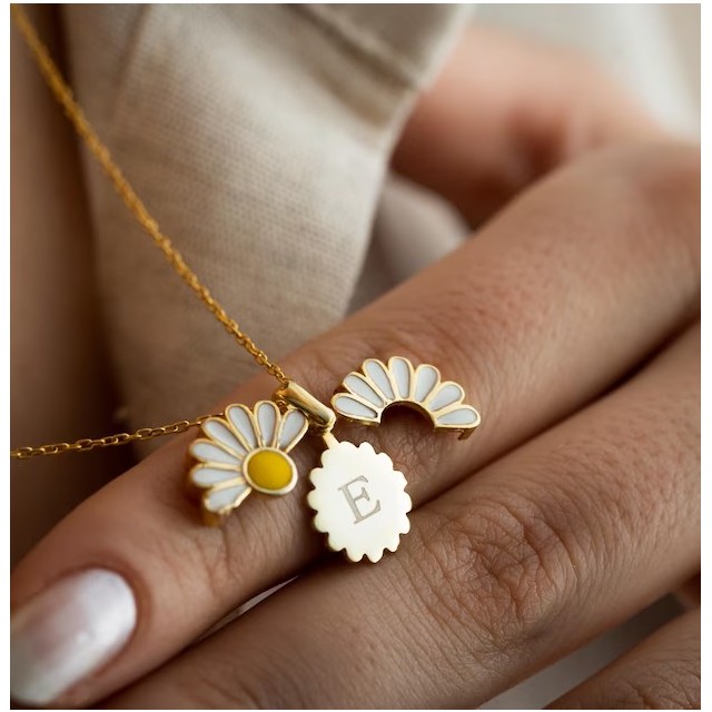 Personalizirana ženska ogrlica z marjetico in gravuro po želji