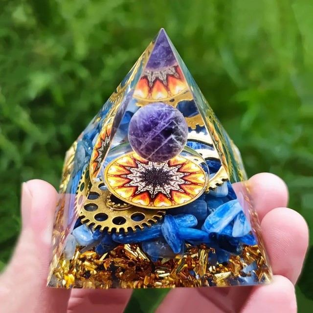 Orgonit piramida z naravnimi modrimi kamni in ametistom 5cm