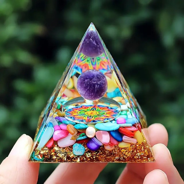 Orgonit piramida z naravnimi modrimi kamni in ametistom 5cm