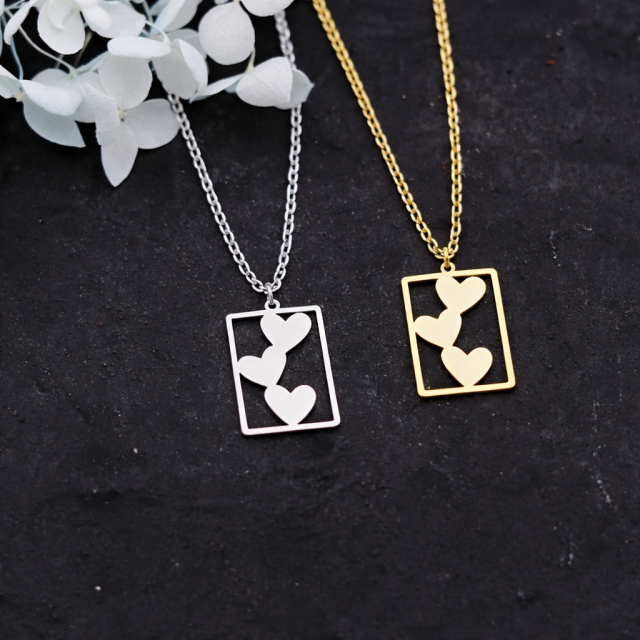 Personalizirana ogrlica z obeskom treh src in osebno gravuro 