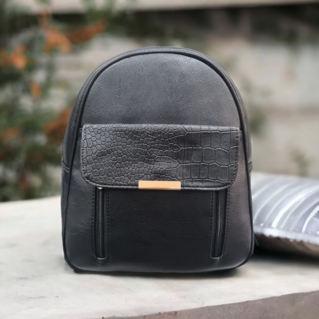 Usnjen črn nahrtnik, predal in 2 zadrgi spredaj 8288