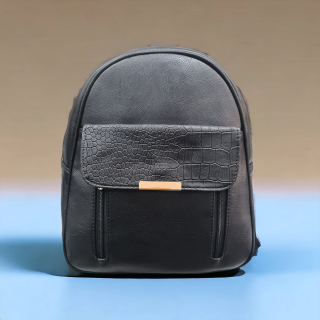 Usnjen črn nahrtnik, predal in 2 zadrgi spredaj 8288