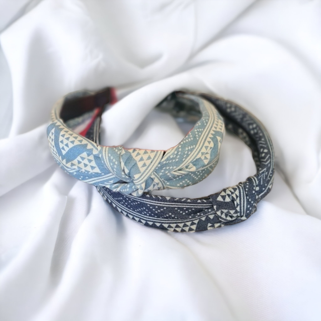 Komplet dveh jeans obročkov za lase z geo vzorcem