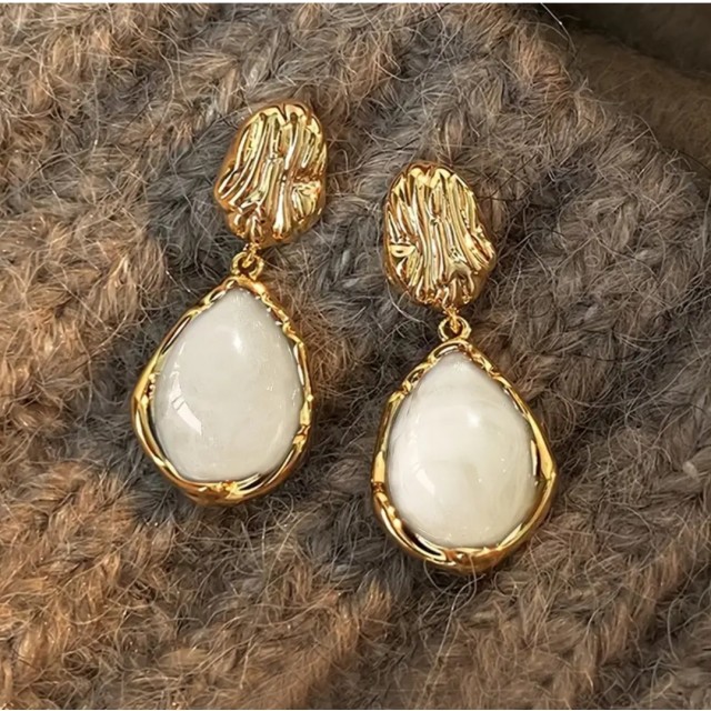 Elegantni viseči uhani zlate barve 