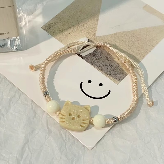 Nastavljiva bež pletena zapestnica s keramično mucko