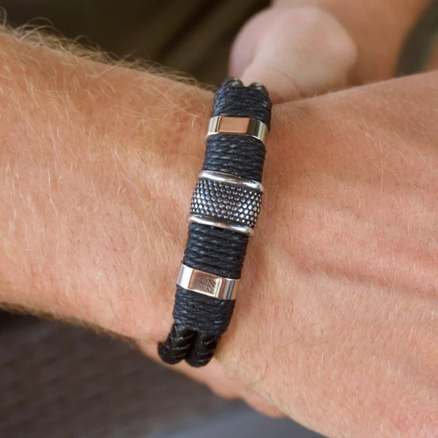 Moška pletena usnjena zapestnica s kovinskimi obročki