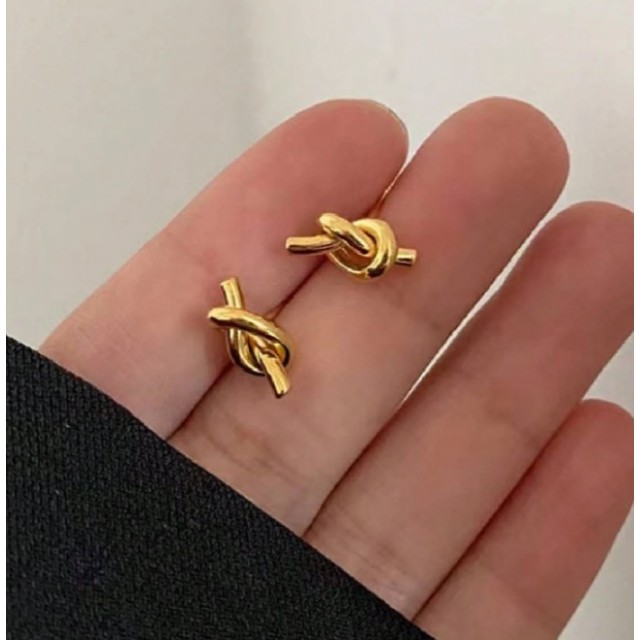 Elegantni zlati uhani z vozlom