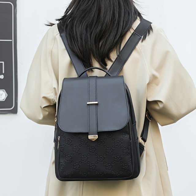 Eleganten ženski nahrbtnik z zlatimi detajli