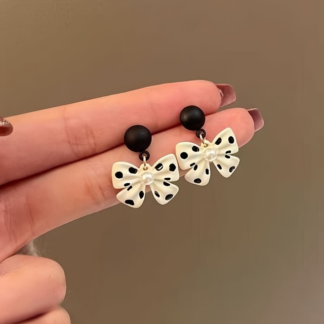 Prikupni uhani s pikicami in pentljico