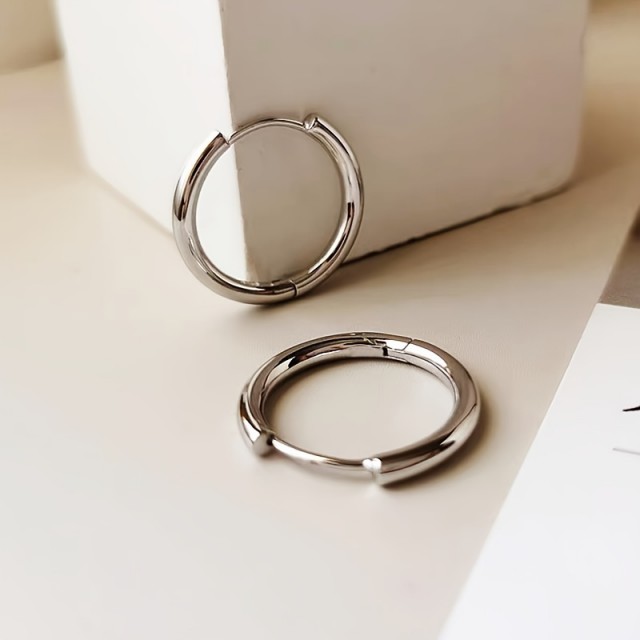 1 par moških modnih okroglih uhanov