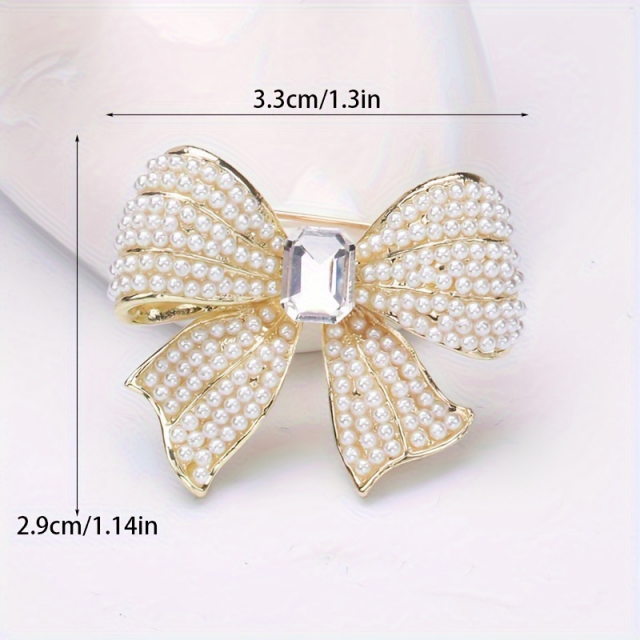 Elegantna broška s pentljo iz bleščečih kamnov 