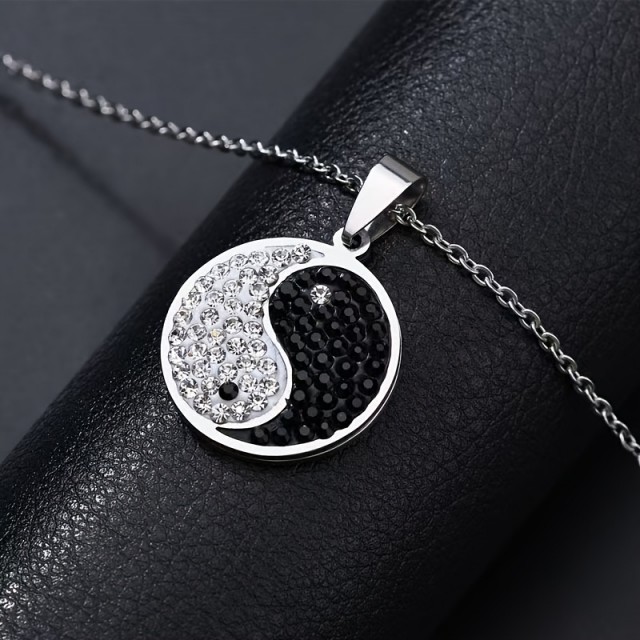 Elegantna ogrlica z obeskom jin-jang – simbol ravnovesja in harmonije