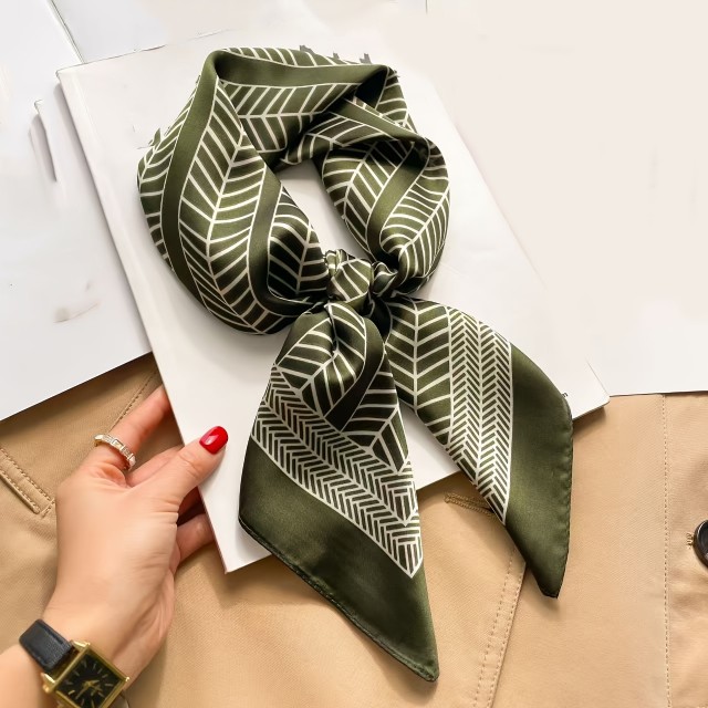 Elegantna ženska kvadratna ruta v zeleni barvi