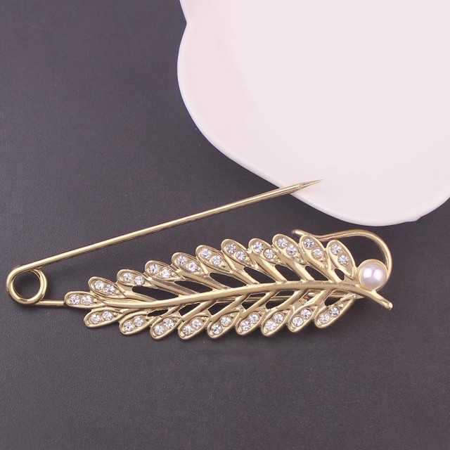 Akcijski komplet s 15 zlatimi broškami