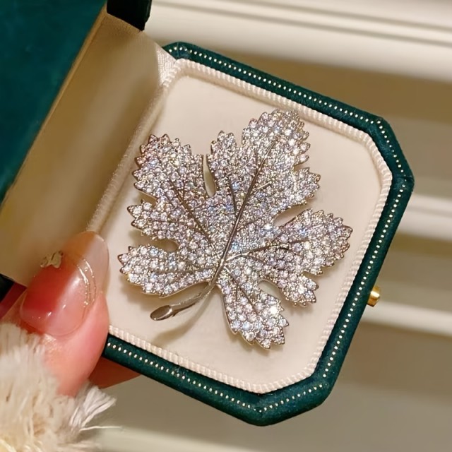 Elegantna broška z javorjevim listom in bleščečimi kamni 