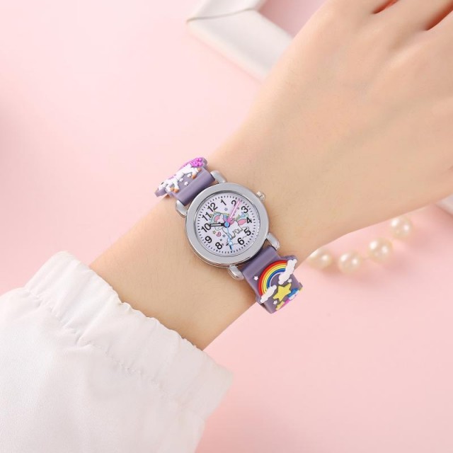 Ljubka otroška ura v vijola barvi s 3D paskom samorogi