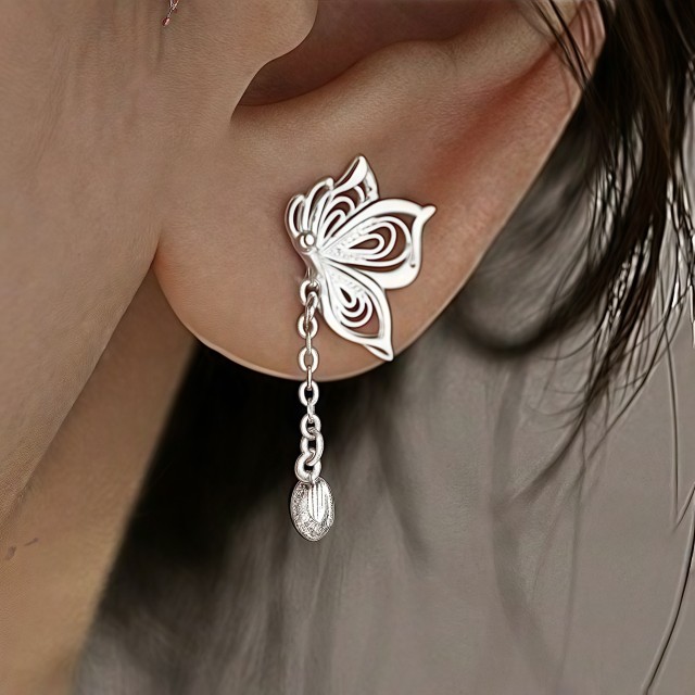 Elegantni srebrni uhani z metuljčkom in ketnico