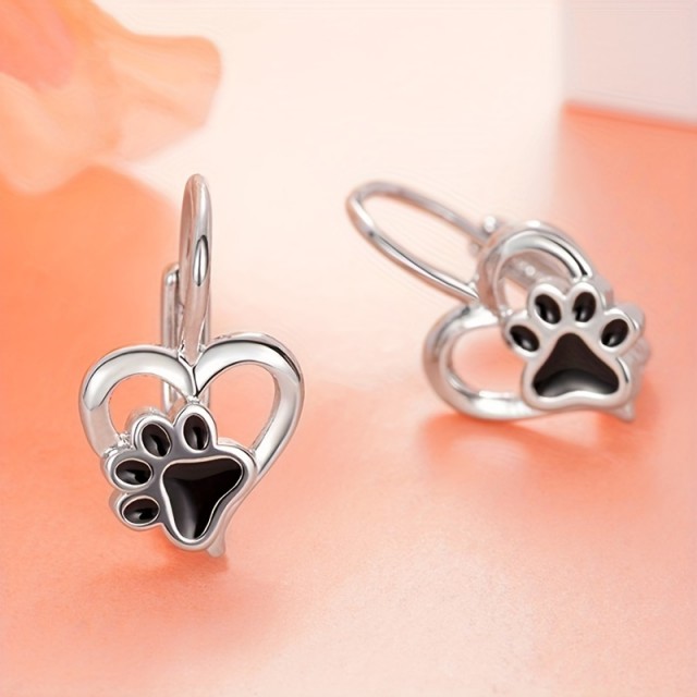 Očarljivi uhani v obliki srca s črnimi tačkami