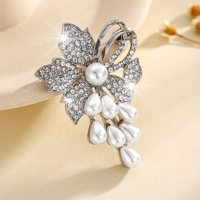Razkošna cvetlična broška z okrasnimi kamni 