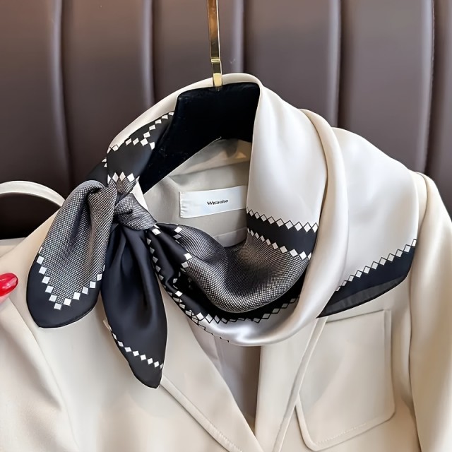 Elegantna ženska ruta s črtastim potiskom