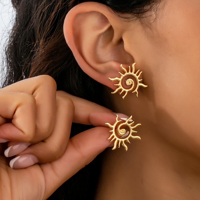 Modni uhani v zlati barvi s sončnimi žarki 