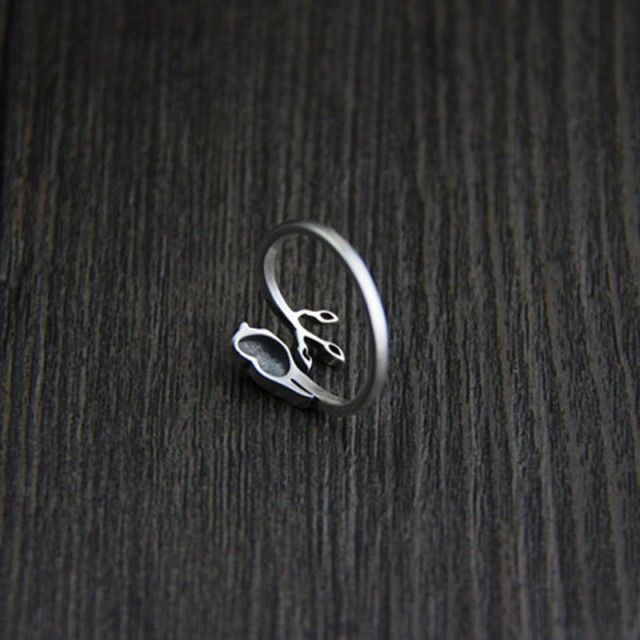 Prelep vintage prstan s ptičko na veji