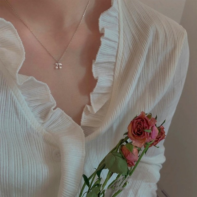 Verižica v srebrni barvi z obeskom češnjice