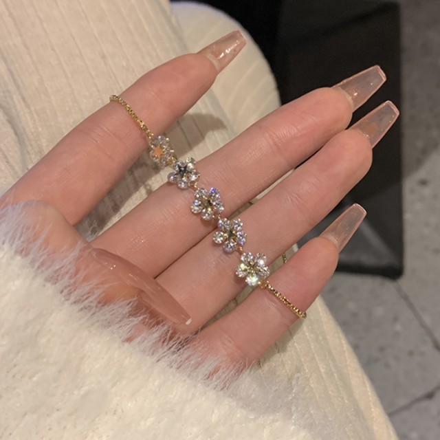 Elegantna zapestnica v zlati ali srebrni barvi z rožicami