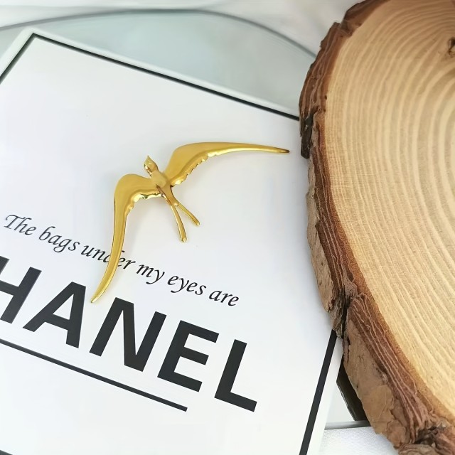 Elegantna broška z dizajnom lastovke v zlati barvi 