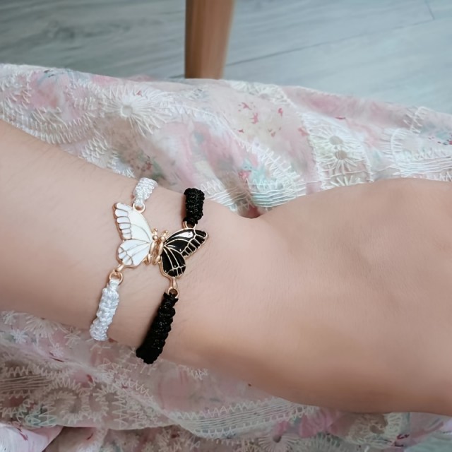 Komplet dveh zapestnic s črnim in belim metuljem