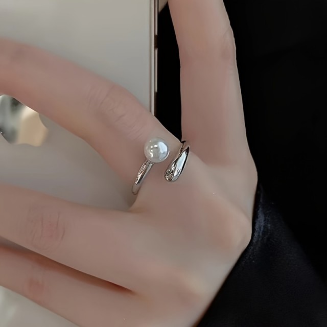 Nastavljiv eleganten prstan s perlico 