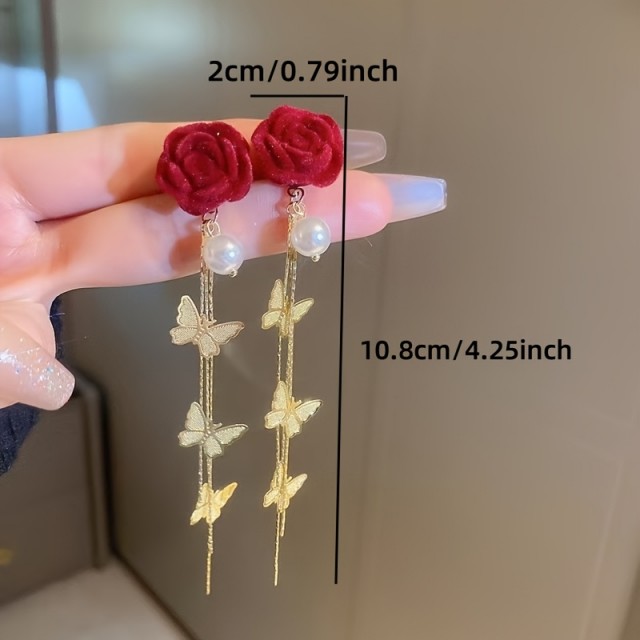 Prikupni žametni uhani s perlico in metuljčkastimi resicami