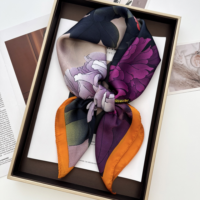 Elegantna pisana kvadratna ruta s potiskom rož in ptic