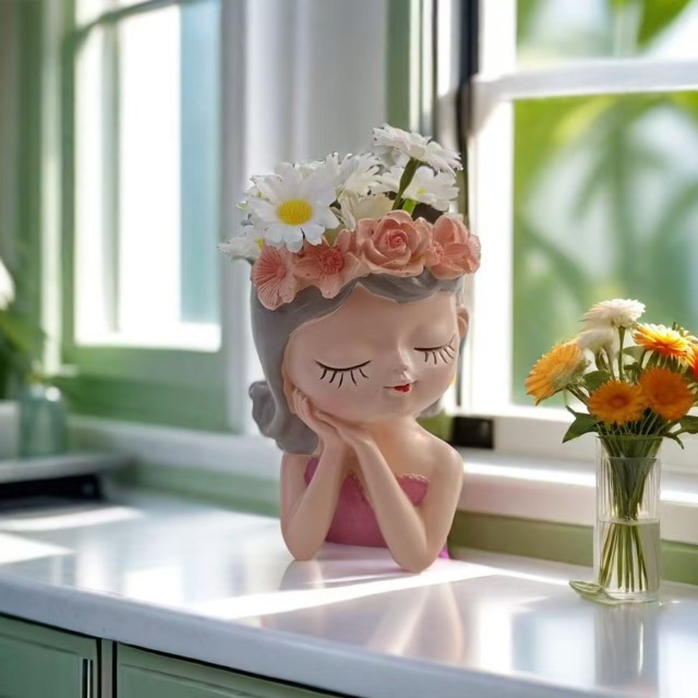 Cvetlični lonček MISLEČA DEKLICA