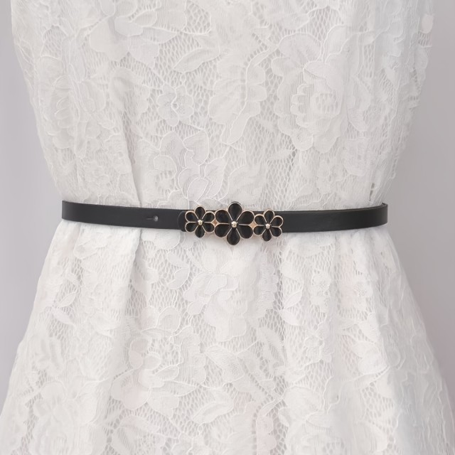 Eleganten črn pas z okrasnimi cvetličnimi detajli