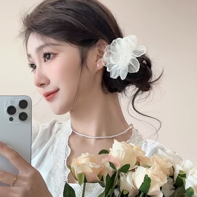 Komplet 2 belih cvetličnih sponkic za lase