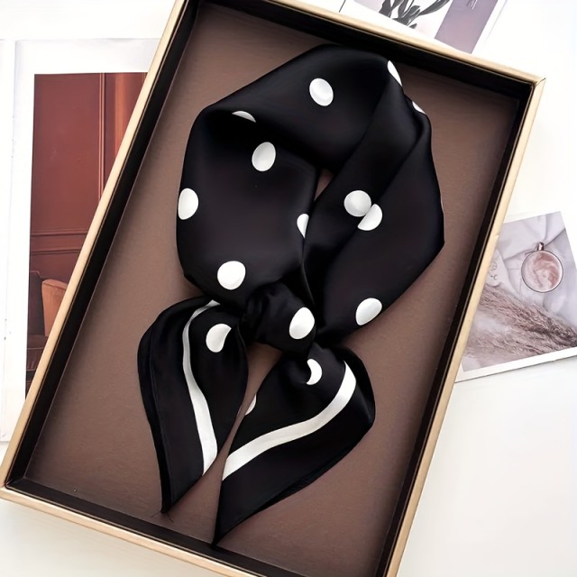 Elegantna črno bela kvadratna ruta z večjimi pikicami