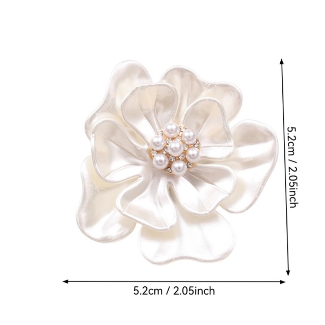 Elegantna broška v obliki bele cvetlice 