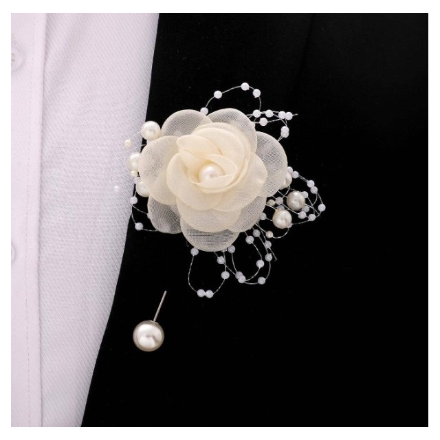 Elegantna broška z bež rožo in perlicami