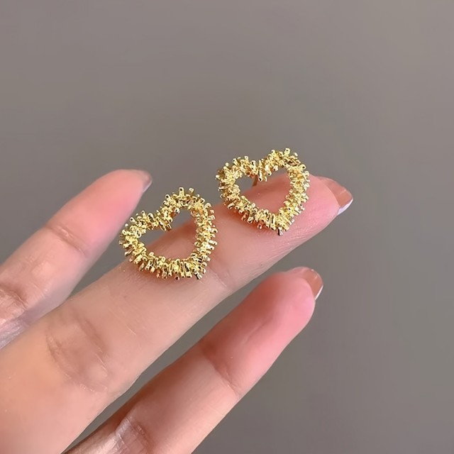 Čudoviti uhani v obliki srca s cirkoni