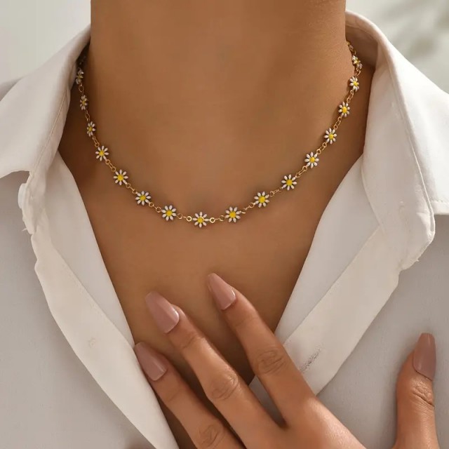 Preprosta boho ogrlica s cvetovi marjetic