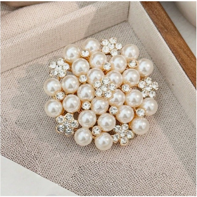 Elegantna okrogla broška s perlami