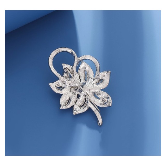 Elegantna broška srebrne barve s perlico