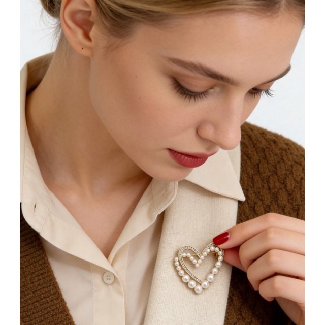 Elegantna broška v obliki srca zlate barve